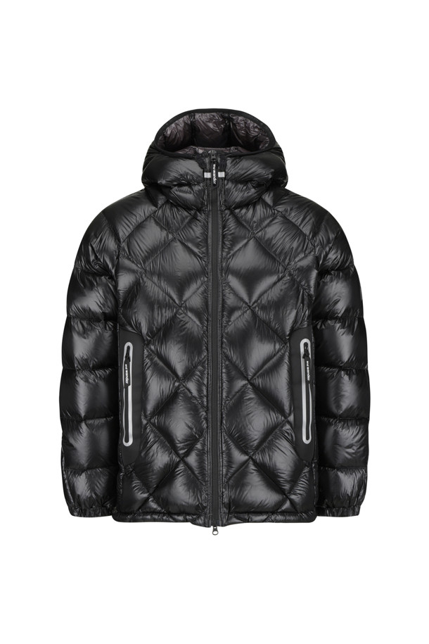 (AND WANDER) 다이아몬드 스티치 다운 후디 2 - 블랙은 아웃도어 활동과 일상에서 모두 활용 가능한 남녀 공용 다운 재킷입니다. 10데니어 PERTEX QUANTUM 소재와 헝가리산 화이트 구스 다운(93% 다운, 850 필파워)를 사용하여 뛰어난 보온성과 경량성을 제공합니다. 후드 기초 부분에는 보아 플리스 소재를 적용하여 부드러운 촉감을 더했으며, 다이아몬드 퀄팅 패턴과 미니멀한 디자인으로 스포티한 스타일을 연출합니다. 발수 기능과 밑단 드로우코드를 통해 변화무쌍한 날씨에도 쾌적하게 착용할 수 있으며, 여행, 등산, 캠핑 등 다양한 TPO에 활용 가능합니다.
