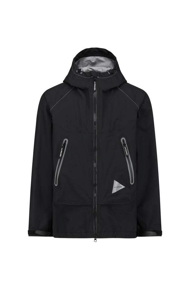 (AND WANDER) 루즈 핏 레인 재킷 - 블랙은 아웃도어 활동과 레인웨어를 위한 유니섹스 레인코트입니다. 3레이어 방수 소재와 20,000mm의 방수압, 10,000mm의 투습 기능으로 궂은 날씨에도 쾌적함을 유지합니다. 등 부분 벤틸레이션(환기구)을 장착하여 통기성을 높였으며, 루즈 핏 디자인으로 편안한 착용감을 제공합니다. 봄, 여름, 가을 시즌에 여행, 휴가, 캠핑 등 고프코어, 스포티, 미니멀 스타일 연출에 적합합니다. 블랙 컬러의 무지 디자인으로 다양한 룩에 활용하기 좋습니다.
