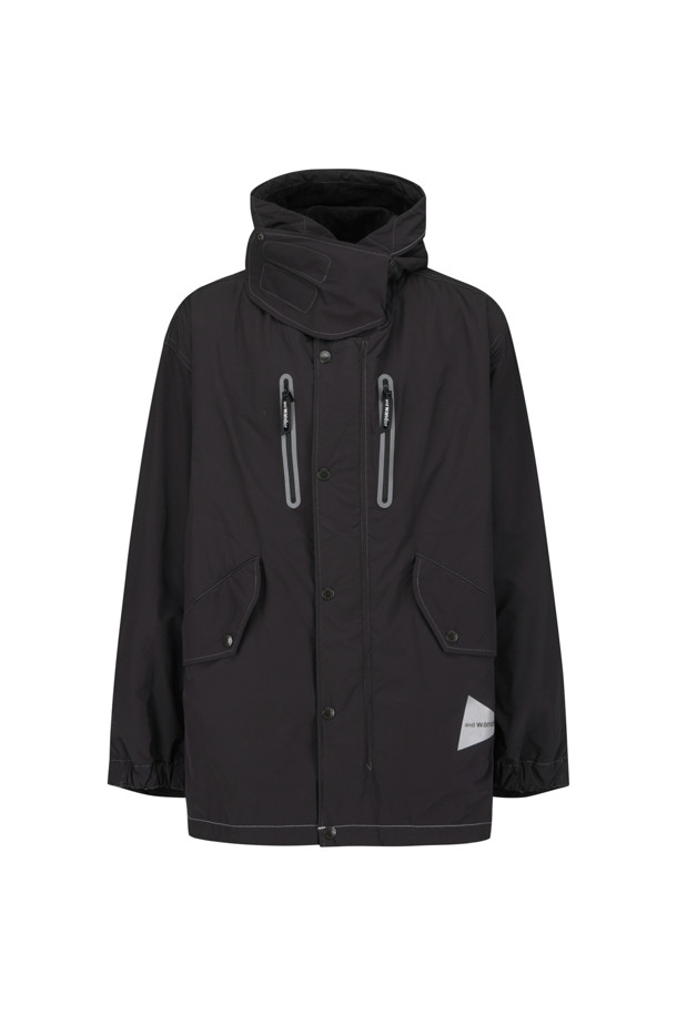 (AND WANDER) 피쉬테일 옥타 코트 - 블랙은 일상과 아웃도어 활동 모두에 적합한 남녀 공용 아우터입니다. 가을, 겨울 시즌 착용을 권장하며, 스포티하고 밀리터리한 스타일을 연출합니다. 옥타 소재를 사용하여 제작되었으며, 롱 기장에 두꺼운 두께감으로 보온성을 높였습니다. 플리스 안감 후드, 벨크로/지퍼 하이넥, 반사 테이프 지퍼 포켓 등의 디테일이 돋보이며, 출근룩과 여행룩, 캐주얼, 미니멀, 스포티 스타일을 즐기는 분들께 추천합니다.
