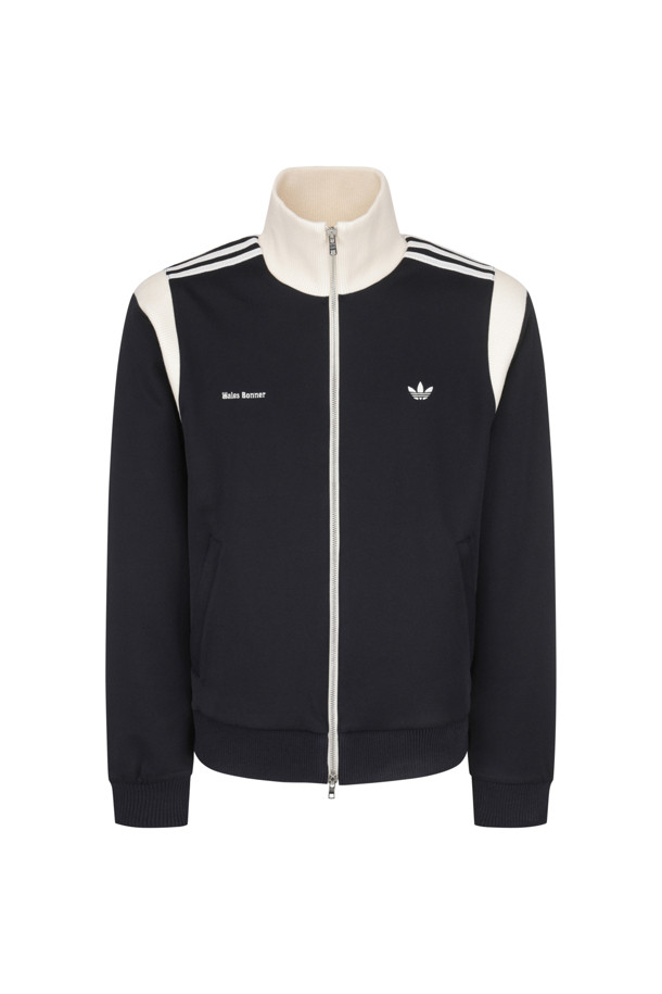 아디다스 X 웨일즈 보너의 트윌 티티 - 나이트 네이비는 스포티함과 미니멀한 감성을 동시에 담은 남성용 트랙탑입니다. 부드러운 촉감의 트윌 소재로 제작되었으며, 봄, 가을 시즌에 착용하기 좋습니다. 네이비 컬러를 바탕으로, 레귤러 핏과 긴 소매 기장으로 편안한 착용감을 선사합니다. 집업 스타일의 여밈 방식과 크로셰 3-스트라이프 디테일이 돋보이는 디자인입니다. 일상 또는 스포츠 활동 시, 캐주얼한 스타일을 연출하기에 적합합니다.
