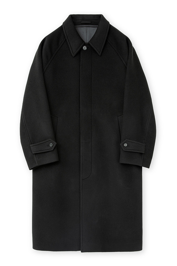 발마칸 코트 - 블랙은 호주산 파인 램스울을 사용하여 부드러운 촉감을 선사하며, 가을과 겨울 시즌에 적합한 두꺼운 두께감으로 제작되었습니다. 래글런 소매와 웰트 포켓, 안주머니, 칼라 비조 디테일이 돋보이는 발마칸 코트입니다. A라인 핏에 무지 패턴, 롱 기장으로 클래식하고 베이직한 스타일을 연출합니다. 버튼 여밈 방식의 블랙 컬러 코트로, 출근룩, 겨울 데일리룩, 비즈니스 캐주얼 등 다양한 TPO에 활용 가능합니다. 미니멀하고 시크한 스타일을 선호하는 남성분들께 추천합니다.
