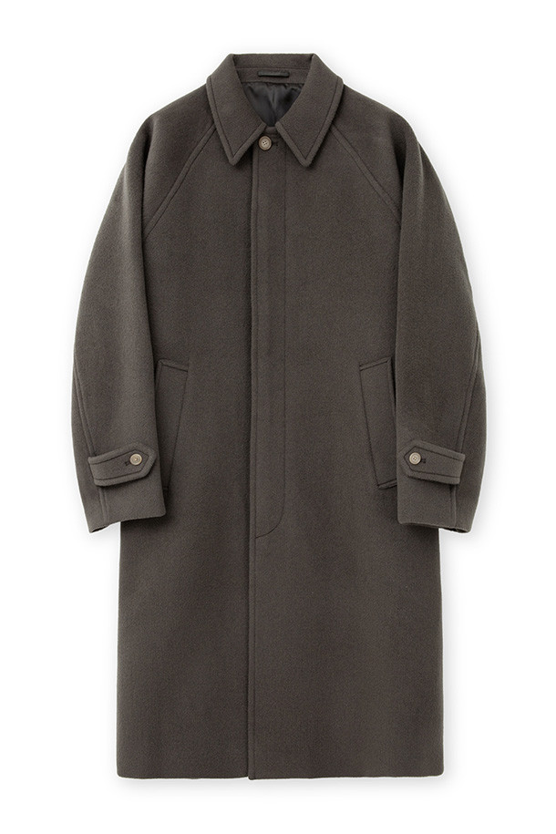 발마칸 코트 - 올리브 그레이는 가을과 겨울, 일상 속에서 클래식하고 미니멀한 스타일을 연출하기에 완벽한 남성용 아우터입니다. 호주산 파인 램스울을 사용하여 부드러운 촉감과 두꺼운 두께감을 자랑하며, 래글런 소매와 웰트 포켓 디테일로 실용성을 더했습니다. A라인 핏과 롱 기장으로 세련된 실루엣을 완성하며, 칼라 비조와 안주머니, 안감 벰버그, 폴리에스터 소재로 마감하여 보온성을 높였습니다. 버튼 여밈 방식으로 제작되었으며, 올리브 그레이 컬러는 어떤 룩에도 자연스럽게 녹아들어 겨울 데일리룩, 출근룩, 데이트룩 등 다양한 TPO에 활용하기 좋습니다.
