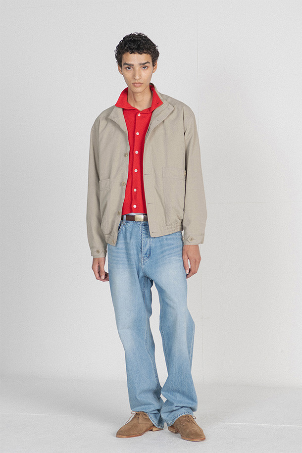 EXPLORER 재킷 - 스톤은 일상과 아웃도어 활동에 모두 적합한 남성용 자켓입니다. 고밀도 코튼 100% 원단에 바틱 가공을 더해 빈티지한 텍스처를 살렸으며, 봄, 가을 계절에 착용하기 좋습니다. 스탠다드핏으로 편안한 착용감을 제공하며, 크롭 기장과 지퍼 여밈 방식이 특징입니다. 뒷면 대형 포켓 2개와 양쪽 지퍼 주머니, 그리고 안감 폴리에스터 100%로 실용성을 더했습니다. 캐주얼 스타일을 연출하기 좋은 스톤 컬러의 아웃도어 재킷입니다.
