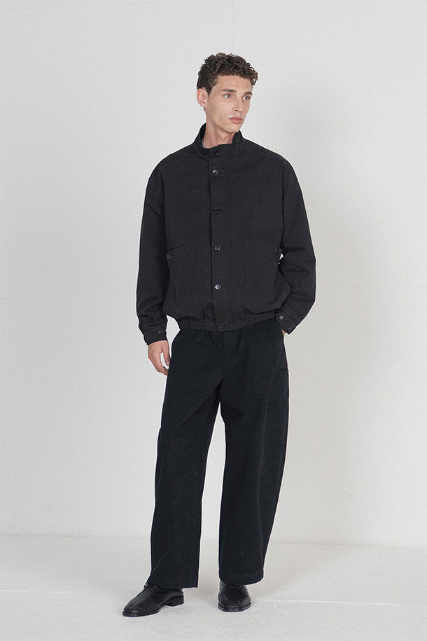 1980년대 빈티지 아웃도어 자켓을 재해석한 EXPLORER 재킷 - 블랙입니다. 면 소재의 스탠다드핏으로 제작되어 캐주얼하고 레트로한 스타일을 연출하며, 봄, 가을에 적합합니다. 바틱 가공 처리를 통해 빈티지한 무드를 더했으며, 양쪽 지퍼 포켓과 뒷면 대형 포켓 2개로 실용성을 높였습니다. 일상, 아웃도어 활동은 물론, 동네 마실룩, 여행룩, 가을 나들이룩 등 다양한 TPO에 활용하기 좋습니다. 자연스러운 경년변화가 특징이며, 부드러운 촉감의 중간 두께 자켓입니다.
