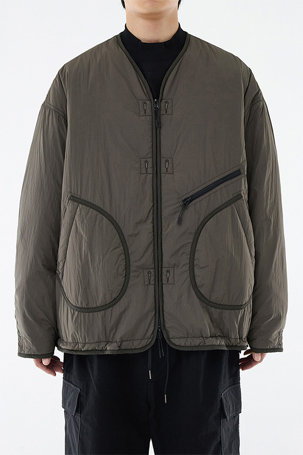 밀 라이너 재킷 - 스톤은 일상, 아웃도어 활동에 적합하며 간절기와 겨울에 따뜻하게 착용할 수 있는 남성용 라이너 재킷입니다. 부드러운 촉감의 나일론과 폴리에스터 혼방 소재에 두꺼운 두께감으로 제작되어 보온성과 방풍 기능을 제공합니다. 루즈핏 디자인에 V넥 라인, 2웨이 지퍼, 지퍼 가슴 포켓, 패치 포켓, 밑단 스토퍼 등 밀리터리 스타일의 디테일을 더했습니다. 신슐레이트 충전재와 이중 소매 커프스로 보온성을 높였으며, 가볍고 통기성이 뛰어나 편안하게 착용 가능합니다. 캐주얼, 미니멀, 클래식 스타일을 즐겨 입는 분들께 추천합니다.
