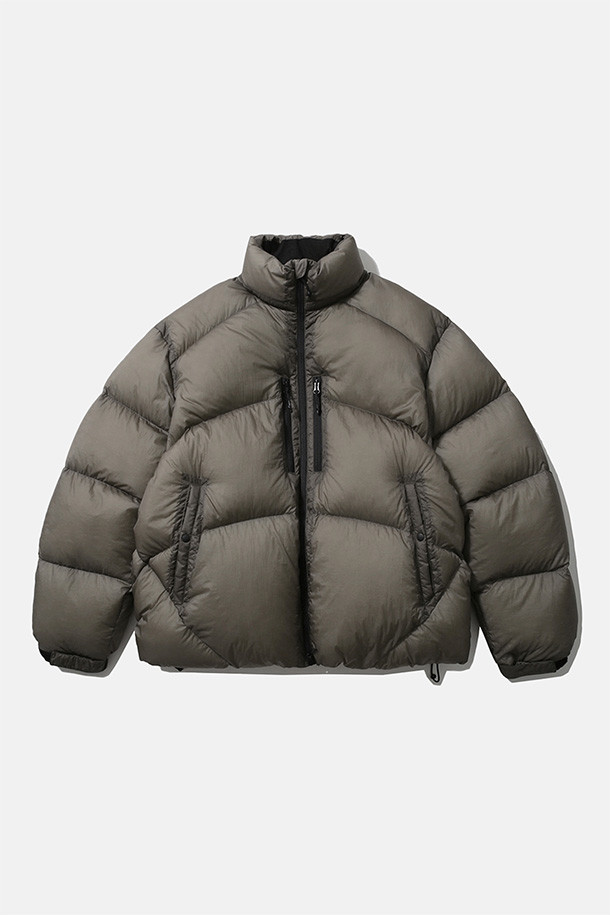 SHADOW PUFFER DOWN PARKA - 쉬어 올리브는 일상, 아웃도어 활동은 물론 여행과 캠핑, 등산 시에도 유용한 다운 파카입니다. 톤 다운된 올리브 컬러에 무지 디자인으로 어떤 스타일에도 쉽게 매치할 수 있으며, 캐주얼, 스포티, 고프코어 스타일을 연출하기 좋습니다. 구스다운 90:10 충전재와 FP800+의 높은 필파워, 방풍 및 발수 기능으로 뛰어난 보온성을 제공하며 경량 설계로 활동성을 높였습니다. 루즈핏으로 편안한 착용감을 선사하며, 양방향 지퍼, 높은 카라, 다양한 포켓, 벨크로 소매 조절 및 밑단 스토퍼 디테일로 기능성을 더했습니다. 겨울철 추위 속에서도 스타일과 따뜻함을 모두 놓치지 마세요.
