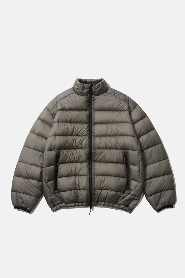 HELIUM 다운 재킷 - 시어 올리브는 겨울철 추위를 막아줄 공용 다운자켓입니다. 캐주얼, 미니멀 스타일을 즐기는 분들께 적합하며, 출근룩과 여행룩에 모두 활용할 수 있습니다. 90:10 구스다운 충전재와 FP800+ 등급의 뛰어난 보온성을 자랑하며, 방풍, 발수 기능으로 변덕스러운 날씨에도 끄떡없습니다. 루즈핏으로 편안한 착용감을 선사하며, 양방향 지퍼, 지퍼 포켓, 내부 지퍼 포켓, 신축성 있는 소매 커프스, 밑단 스토퍼 등의 디테일로 실용성을 더했습니다. 부드러운 촉감의 나일론 소재를 사용하여, 매일 입고 싶은 데일리 아우터가 되어줄 것입니다.
