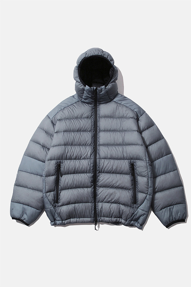 헬륨 후드 다운 재킷 - 쉬어 더스티 블루는 가을과 겨울, 일상과 여행, 캠핑 등 다양한 TPO에 활용 가능한 아우터입니다. 캐주얼, 미니멀, 고프코어 스타일을 아우르는 베이직하고 릴랙스 핏의 디자인으로, 무지 패턴과 얇은 두께로 제작되었습니다. 방풍, 발수, 보온 기능과 경량성을 갖춰 활동성을 높였으며, 후드, 하이넥, 밑단 스트링 디테일로 보온성을 더했습니다. 나일론, 구스다운, 폴리에스테르 등 3가지 주요 소재를 사용하여 편안한 착용감을 선사합니다. 집업 방식으로 간편하게 착용 가능하며, 긴 소매 기장으로 따뜻함을 유지해 줍니다.
