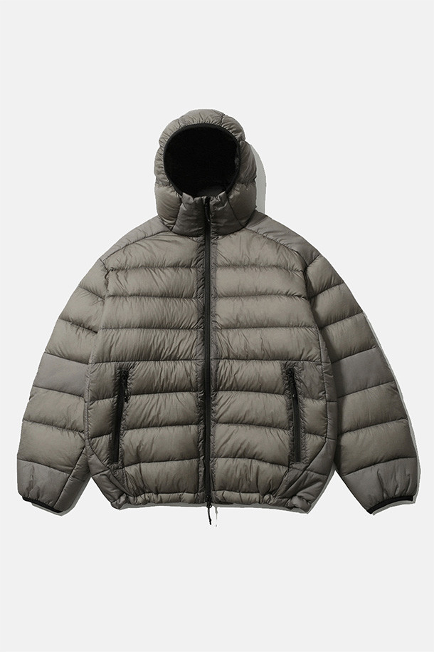 HELIUM 후디드 다운 재킷 - 시어 올리브는 일상, 출근룩, 여행룩에 모두 어울리는 공용 다운자켓입니다. 캐주얼, 스포티, 미니멀 스타일을 아우르는 디자인으로, 방풍, 발수 기능과 뛰어난 보온성, 경량성을 갖춘 겨울철 필수템입니다. 구스다운 90:10 충전재와 FP800+ 등급의 안감을 사용하여 우수한 보온성을 제공하며, 부드러운 나일론 소재와 루즈핏으로 편안한 착용감을 선사합니다. 양방향 지퍼, 지퍼 포켓, 내부 지퍼 포켓, 신축성 있는 소매 커프스, 밑단 스토퍼 등 다양한 기능으로 활용성을 높였습니다.
