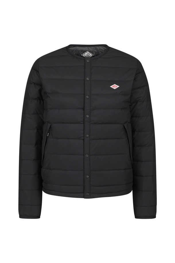 여성용 크루넥 이너 다운 재킷 - 블랙은 겨울철 일상과 출근룩에 모두 잘 어울리는 미니멀하고 베이직한 스타일의 다운 재킷입니다. 부드러운 촉감의 고밀도 우븐 나일론 태피터 소재를 사용하여 편안한 착용감을 선사하며, 라운드넥 디자인으로 어떤 옷에도 쉽게 매치할 수 있습니다. 친환경 재활용 다운 충전재와 두꺼운 두께감으로 뛰어난 보온성을 제공하며, 허리 신축성 드로코드와 수납 주머니가 있어 실용성을 더했습니다. 레귤러핏으로 제작되어 편안한 착용감을 선사하며, 긴 소매 기장과 스냅 여밈 방식이 특징입니다.
