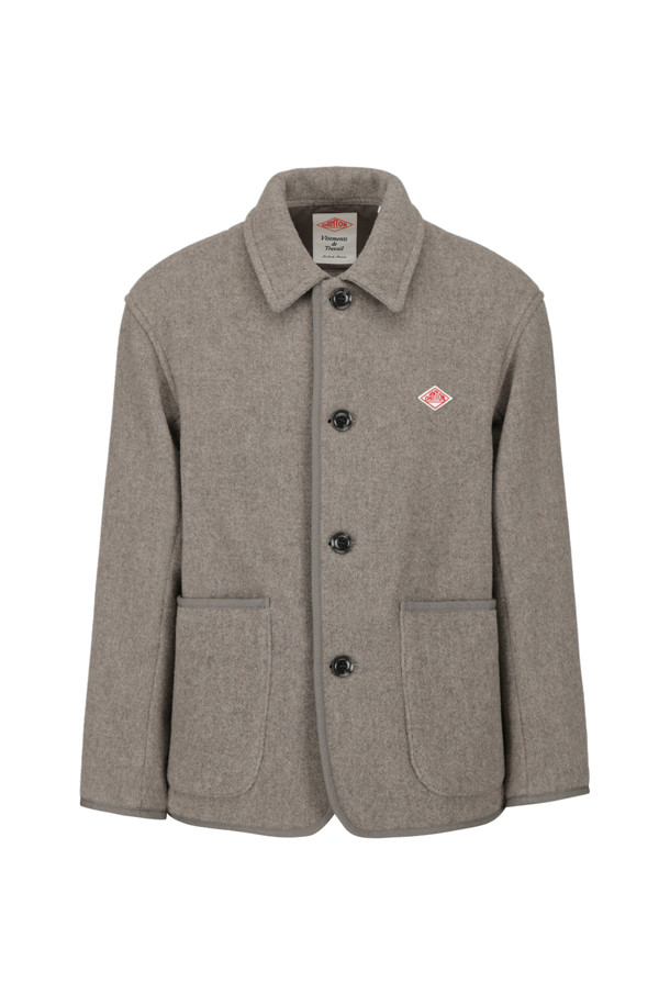 MEN'S WOOL LIGHT PILE COVERALLS 재킷 - H.BEIGE는 워크웨어와 캐주얼 스타일을 아우르는 남성용 커버롤 재킷입니다. 가을, 겨울 시즌에 적합하며, 베이지 컬러의 무지 디자인으로 다양한 룩에 매치하기 용이합니다. 울 소재의 얇은 두께로 제작되어 부드러운 촉감을 선사하며, 와이드핏과 레귤러 기장으로 편안한 착용감을 제공합니다. 버튼 여밈 방식과 긴소매 디자인, 폴리에스터 소매 안감과 헤링본 테이프 파이핑, 경량 설계로 실용성을 더했습니다. 출근룩과 비즈니스 캐주얼 스타일에도 활용 가능한, 세련된 디자인의 워크자켓입니다.
