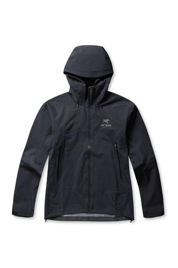 BETA AR 재킷 (베타 AR 재킷) MENS - BLACK SAPPHIRE (블랙 사파이어)는 남성용 아우터 자켓입니다. 봄, 가을에 적합하며, 하이킹, 일상 등 다양한 용도로 활용할 수 있습니다. 레귤러 핏에 집업 스타일로, 방수 및 발수 기능이 있어 활동적인 날씨에도 쾌적함을 유지합니다. 블랙 사파이어 색상의 무지 디자인으로 스포티하고 미니멀한 스타일을 연출하며, 지퍼 포켓이 실용성을 더합니다. 등산룩, 여행룩, 산책룩 등 TPO에 맞춰 활용하기 좋습니다.
