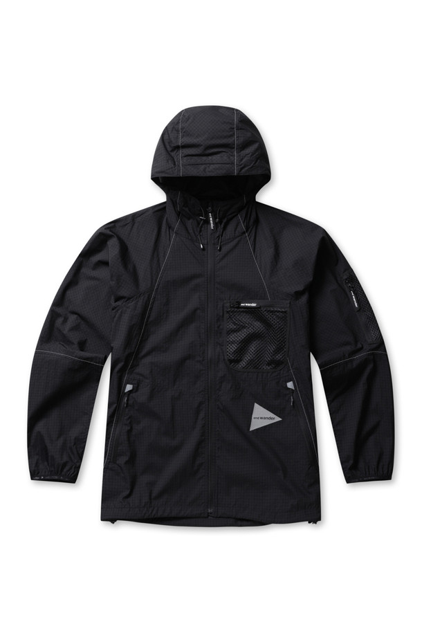 브레스 립 후디 – 블랙은 일상과 스포츠 활동 모두에 적합한 공용 후드 자켓입니다. 얇은 두께의 립스탑 소재로 제작되어 봄, 가을 간절기에 착용하기 좋으며, 발수성과 내구성이 뛰어나 활동적인 움직임에도 적합합니다. 래글런 소매 디자인으로 활동성을 높였으며, 지퍼 메시 포켓과 반사 로고 프린트 디테일이 특징입니다. 스포티, 캐주얼, 미니멀 스타일을 추구하는 분들께 산책, 여행, 피트니스룩으로 추천합니다.