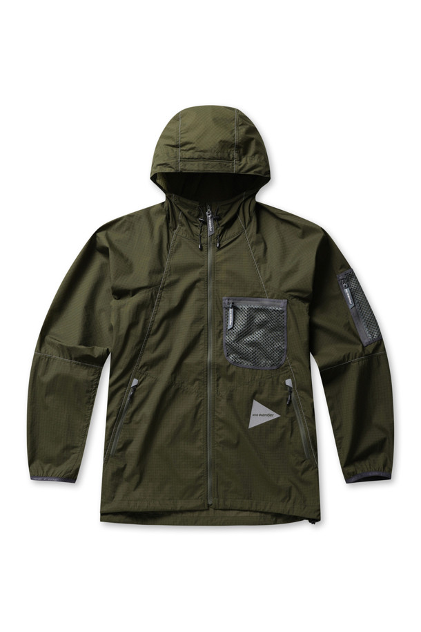 브레스 립 후디(khaki)는 남성용 후드 자켓으로, 봄, 가을에 스포티하고 캐주얼한 스타일을 연출하기 좋습니다. 립스탑 소재로 제작되어 얇지만 발수 기능을 갖춰 일상 및 아웃도어 활동에 적합합니다. 래글런 소매와 레귤러핏으로 편안함을 더하며, 지퍼 메시 포켓과 반사 로고 프린트로 디자인 포인트를 살렸습니다. 산책, 여행, 캠핑 등 다양한 TPO에 활용 가능하며, 캐주얼, 스포티, 고프코어 스타일을 즐기는 분들께 추천합니다.
