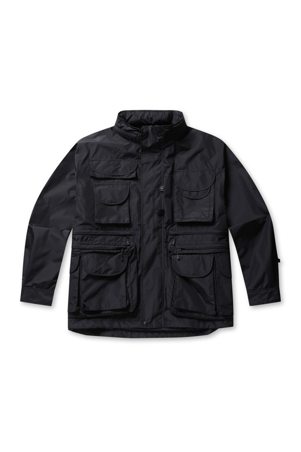 **고어텍스 윈드스토퍼 퍼펙트 피싱 재킷 - 블랙**

남성용 고어텍스 윈드스토퍼 소재의 블랙 재킷입니다. 방수 및 방풍 기능을 갖춰 낚시, 캠핑, 여행 등 다양한 야외 활동에 적합하며, 일상에서도 스타일리시하게 착용할 수 있습니다. 스포티하고 밀리터리한 무드를 동시에 연출하며, 레귤러 핏에 집업 스타일로 편안하게 착용 가능합니다. 후드 수납이 가능하며, 다수의 포켓이 있어 수납성을 높였습니다. 봄, 가을, 겨울, 세 계절 모두 활용할 수 있는 두꺼운 두께감의 재킷입니다.
