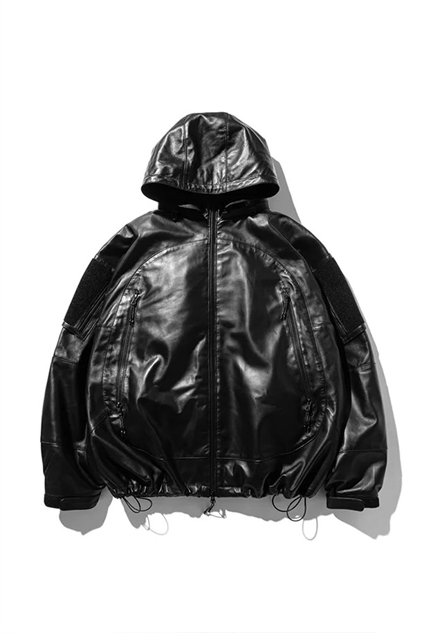 (CLESSTE) 고어텍스 랩스 레더 시티 밀리터리 재킷 - 블랙은 남녀 모두 착용 가능한 밀리터리 스타일의 아우터입니다. 양가죽과 고어텍스 소재를 사용하여 방수, 방풍, 투습 기능을 갖췄으며, 라글란 소매로 활동성을 높였습니다. 두꺼운 두께감과 부드러운 촉감, 레귤러핏으로 편안한 착용감을 제공합니다. 출근룩과 여행룩, 미니멀, 클래식, 스트리트 등 다양한 스타일 연출에 활용할 수 있는 블랙 컬러의 집업 자켓입니다.
