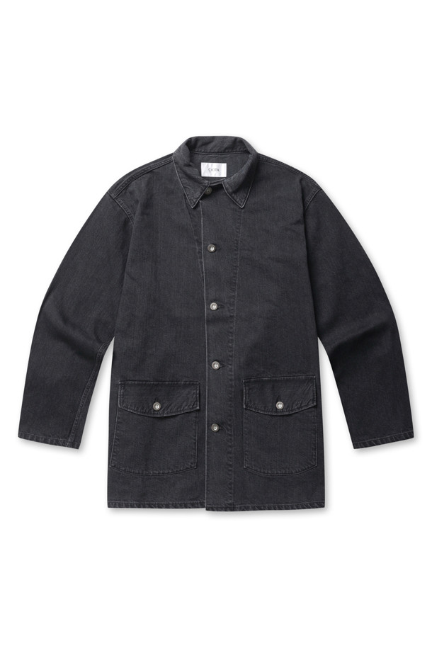 M-41 US ARMY 데님 커버올 재킷 - 미디엄 블랙은 남성용 아우터로, 봄, 가을에 착용하기 좋은 두꺼운 두께감의 데님 커버올 재킷입니다. 캐주얼과 밀리터리 스타일을 동시에 느낄 수 있으며, 무지 패턴의 블랙 컬러가 특징입니다. 11.05oz 셀비지 데님 소재로 제작되어 뻣뻣한 촉감을 가지며, 레귤러핏에 긴 소매, 버튼 여밈 방식, 그리고 대형 패치 포켓과 4홀 금속 단추 디테일이 돋보입니다. 데이트룩이나 가을 나들이룩에 활용하기 좋으며, 캐주얼, 클래식, 워크웨어 스타일을 즐기는 분들께 추천합니다.
