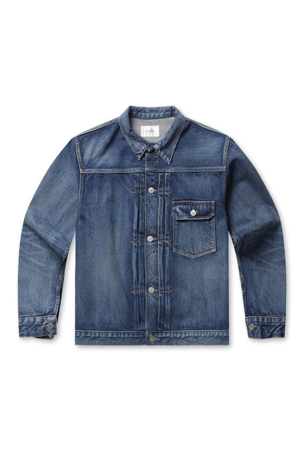 싱글 포켓 데님 재킷 (리얼 인디고) - 미디엄 다크 블루 데미지는 남성용 아우터로, 캐주얼한 스타일을 연출하기에 좋습니다. 봄, 가을에 어울리는 두꺼운 데님 소재로 제작되었으며, 싱글 플랩 포켓과 셀비지 데님, 데미지 워싱 디테일이 특징입니다. 미디엄 다크 블루 컬러와 박시 핏, 긴 소매 디자인으로 편안하면서도 세련된 느낌을 줍니다. 버튼 여밈 방식의 레귤러 기장 데님 재킷으로, 미니멀한 스타일을 선호하는 분들께 추천합니다.
