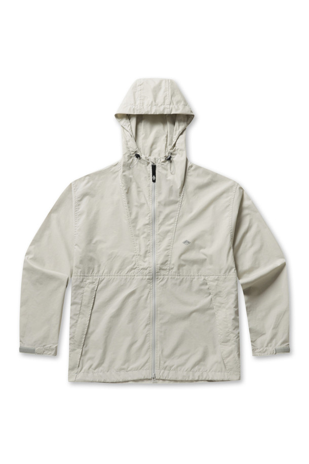 **MENS STUNNER NYLON HOODED JACKET - GREIGE (멘스 스터너 나일론 후드 재킷 - 그레이지)**

가볍고 편안한 착용감의 남성용 후드 재킷입니다. 봄, 가을 시즌에 적합하며, 캐주얼, 미니멀, 시티보이 스타일을 연출하기 좋습니다. 그레이지 컬러의 무지 디자인으로 어떤 옷에도 쉽게 매치할 수 있습니다. 레귤러핏에 지퍼형 여밈 방식이며, 얇은 두께감과 긴 소매 기장으로 제작되었습니다. 내부 메시 포켓, 가슴 부분 스티치 디테일, 더블 지퍼, 코팅 처리된 안감이 특징입니다.
