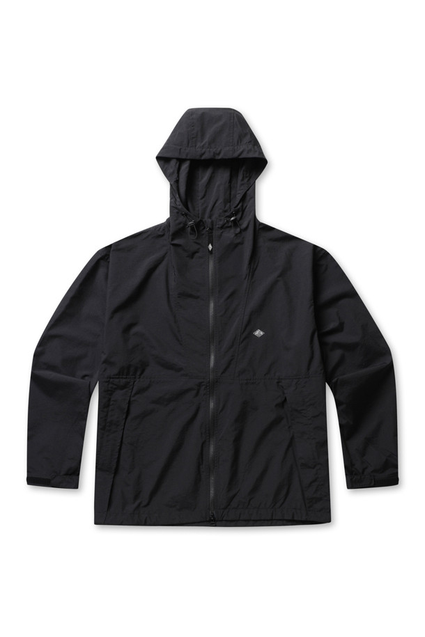 **MENS STUNNER 나일론 후드 재킷 - 블랙**

가볍고 부드러운 촉감의 MENS STUNNER (맨즈 스터너) 나일론 후드 재킷입니다. 일상, 산책, 여행 등 다양한 TPO에 활용하기 좋은 블랙 컬러의 후드 재킷으로, 봄, 가을 간절기에 적합합니다. 스포티, 캐주얼, 미니멀 스타일을 연출하기 좋으며, 레귤러 핏에 무지 디자인으로 어떤 스타일에도 쉽게 매치할 수 있습니다. 내부 메시 포켓, 가슴 부분 스티치 디테일, 더블 지퍼, 코팅 처리된 안감 등 섬세한 디테일이 돋보이는 제품입니다. 간편하게 걸치기 좋은 얇은 두께의 긴 소매 후드 재킷을 만나보세요.
