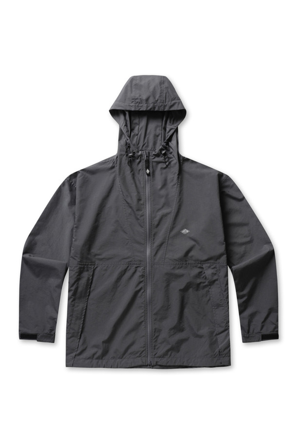 **멘즈 스터너 나일론 후드 재킷 - 차콜**

가볍고 부드러운 촉감의 남성용 후드 재킷입니다. 일상, 산책, 여행 등 다양한 TPO에 활용 가능하며, 캐주얼, 스포티, 미니멀 스타일을 연출하기 좋습니다. 얇은 두께감으로 봄, 가을 간절기에 적합하며, 무지 디자인에 레귤러 핏으로 제작되었습니다. 지퍼와 더블 지퍼 여밈 방식으로 편안하게 착용할 수 있으며, 내부 메시 포켓과 가슴 스티치 디테일, 코팅 안감으로 기능성을 더했습니다. 차콜 컬러로 어떤 옷에도 쉽게 매치하여 세련된 스타일을 완성할 수 있습니다.
