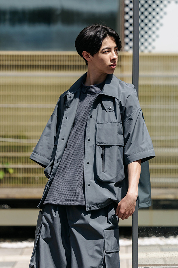 (CLESSTE) 고어텍스 랩스 디태처블 웨이딩 셔츠 재킷 - 그래파이트 그레이는 남성용 셔츠 재킷으로, 고어텍스 소재를 사용하여 방풍, 투습, 발수 기능을 갖췄습니다. 소매 분리가 가능하여 긴 소매와 반소매 두 가지 스타일로 연출할 수 있으며, 가슴 포켓과 칼라 턱 스트랩 디테일이 돋보입니다. 레귤러핏으로 제작되어 아웃도어 활동뿐만 아니라 일상에서도 스포티하고 미니멀한 스타일을 연출할 수 있습니다. 봄, 여름 시즌에 여행, 캠핑, 등산 시 착용하기 좋은 아이템입니다.
