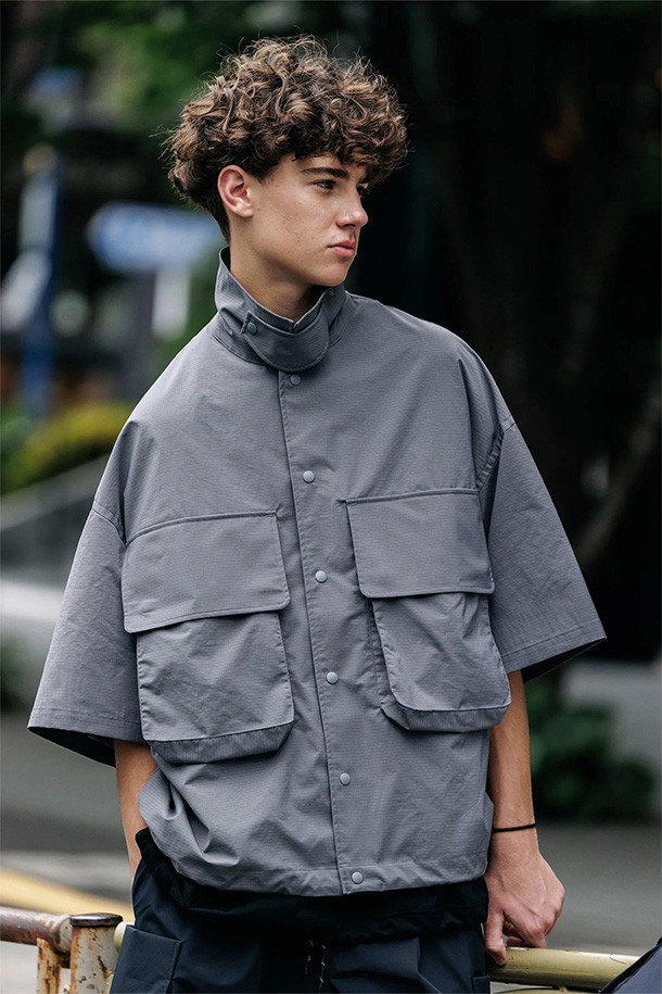 (CLESSTE) GRAPH CHECK WADING S/S 셔츠 재킷은 차콜과 블랙 컬러의 체크 패턴이 돋보이는 남성용 셔츠 자켓입니다. 봄, 여름 시즌에 적합하며, 캐주얼, 스포티한 스타일을 연출합니다. 루즈핏의 레귤러 기장으로 편안하게 착용 가능하며, 스탠드업 칼라와 가슴 플랩 포켓, 드로우스트링으로 실루엣 조절이 용이합니다. 여행룩이나 휴가룩에 활용하기 좋으며, 미니멀한 스타일 연출에도 적합합니다. 반소매 디자인으로 활동성을 높인 얇은 두께의 셔츠형 아우터입니다.

