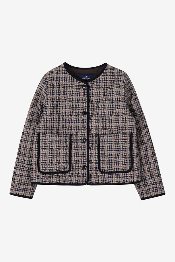 (Saint James) 뉴 마리안 - 체크는 겨울 시즌, 클래식한 스타일을 연출하는 여성용 퀼팅 재킷입니다. 부드러운 촉감의 폴리에스테르 소재에 두꺼운 두께감으로 보온성을 높였으며, 체크 패턴과 버튼 여밈으로 클래식한 무드를 더했습니다. 크롭 기장과 레귤러 핏으로 제작되었으며, 3M 씬슐레이트 충전재, 코듀로이 파이핑 디테일, 양면 퀼팅, 지속가능한 원단을 사용하여 기능성과 디자인을 모두 잡았습니다. 겨울 데일리룩 또는 모임룩에 미니멀하고 캐주얼하게 코디하여 세련된 스타일을 완성해보세요.
