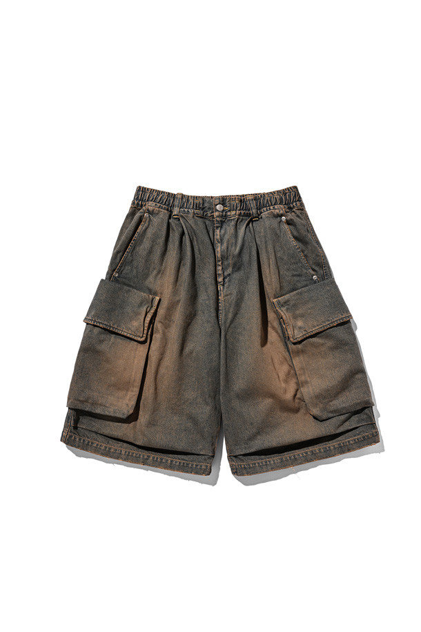 (CLESSTE) 빈티지 데님 셀비지 시티 밀리터리 하프 팬츠 - 빈티지 브라운은 남성용 데님 반바지입니다. 봄, 여름 시즌에 어울리는 레귤러핏 반바지로, 밀리터리 스타일과 빈티지한 무드를 동시에 느낄 수 있습니다. 뻣뻣한 질감의 데님 소재와 셀비지 디테일, 빈티지 워싱 처리로 독특한 멋을 더했습니다. 여행룩, 휴가룩, 캠핑룩 등 다양한 TPO에 캐주얼, 클래식, 워크웨어 스타일로 활용하기 좋습니다.
