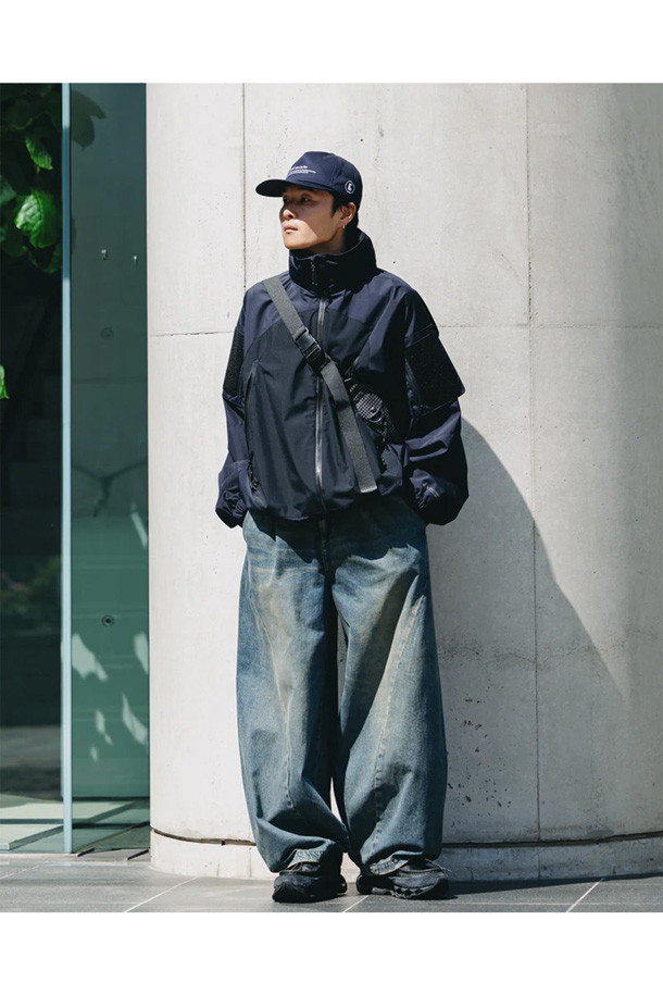 (CLESSTE) 빈티지 데님 셀비지 매시브 트위스트 팬츠 - 빈티지 인디고는 남성용 데님 팬츠입니다. 빈티지 인디고 컬러의 무지 디자인으로, 봄, 가을에 어울리는 두꺼운 두께감의 와이드 핏 긴바지입니다. 셀비지 디테일과 빈티지 워싱으로 빈티지 및 캐주얼 스타일을 연출하며, 루즈핏으로 편안한 착용감을 선사합니다. 데이트룩과 캠핑룩, 캐주얼 및 미니멀 스타일 연출에 적합합니다.
