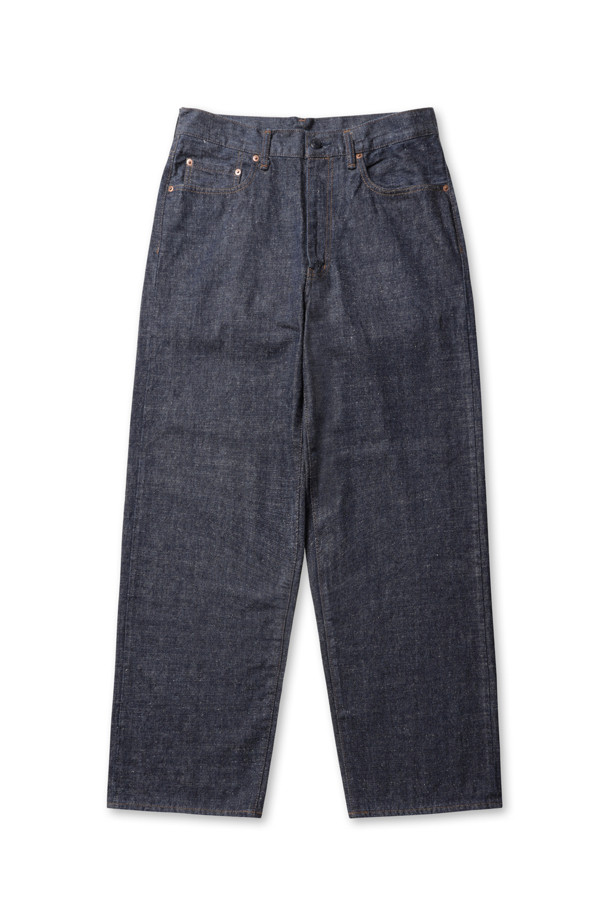 (NANAMICA) 셀비지 데님 팬츠 - 인디고는 남성용 데님 팬츠로, 캐주얼과 클래식 스타일을 모두 아우르는 디자인입니다. 사계절 착용 가능하며, 일상과 출근룩, 모임룩 등 다양한 TPO에 활용할 수 있습니다. 뻣뻣한 촉감의 두꺼운 셀비지 데님 소재에 은은한 광택이 감돌며, 입체감 있는 질감을 더해 빈티지한 멋을 살렸습니다. 레귤러핏 스트레이트 실루엣으로, 거셋 크로치와 지퍼 플라이 디테일이 돋보이며, 원워시 마감으로 세련된 룩을 연출합니다.

