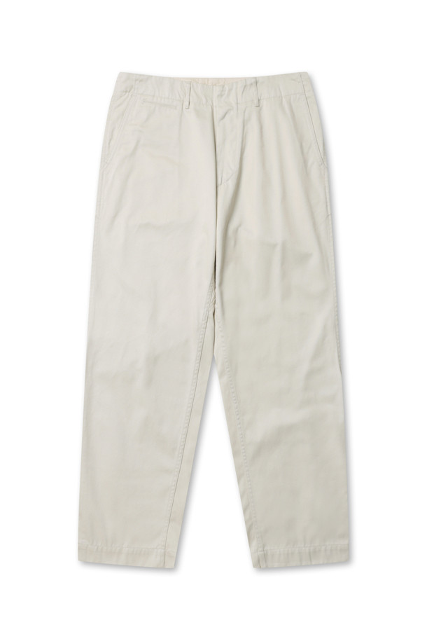 (NANAMICA) 와이드 치노 팬츠 - 드라이 샌드는 40년대 미군 치노 디자인을 기반으로 제작된 남성용 치노 팬츠입니다. 드라이 샌드 컬러의 무지 디자인으로, 봄, 여름, 가을 계절에 활용하기 좋습니다. 폴리에스테르와 면 혼방 소재로 제작되어 루즈핏의 편안한 착용감을 선사하며, 중간 두께감으로 다양한 상의와 매치하기 용이합니다. 지퍼 여밈, 숨은 스냅 후포켓, 거셋 크로치 디테일이 특징이며, 출근룩과 비즈니스 캐주얼, 클래식, 미니멀, 워크웨어 스타일을 연출하기 좋습니다.
