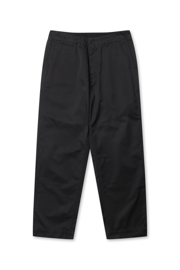 (NANAMICA) 와이드 치노 팬츠 - 블랙은 40년대 미군 치노 디자인을 기반으로 제작된 남성용 치노 팬츠입니다. 폴리에스터와 코튼 혼방 소재로 제작되어 봄, 가을에 착용하기 좋으며, 루즈핏의 와이드 실루엣이 특징입니다. 블랙 컬러의 무지 디자인으로, 클래식하고 베이직한 스타일을 연출합니다. 지퍼 여밈, 숨은 스냅 후포켓, 거셋 크로치 디테일이 돋보이며, 출근룩, 비즈니스 캐주얼, 모임룩 등 다양한 TPO에 활용 가능합니다. 미니멀, 워크웨어 스타일을 선호하는 분들께 추천합니다.
