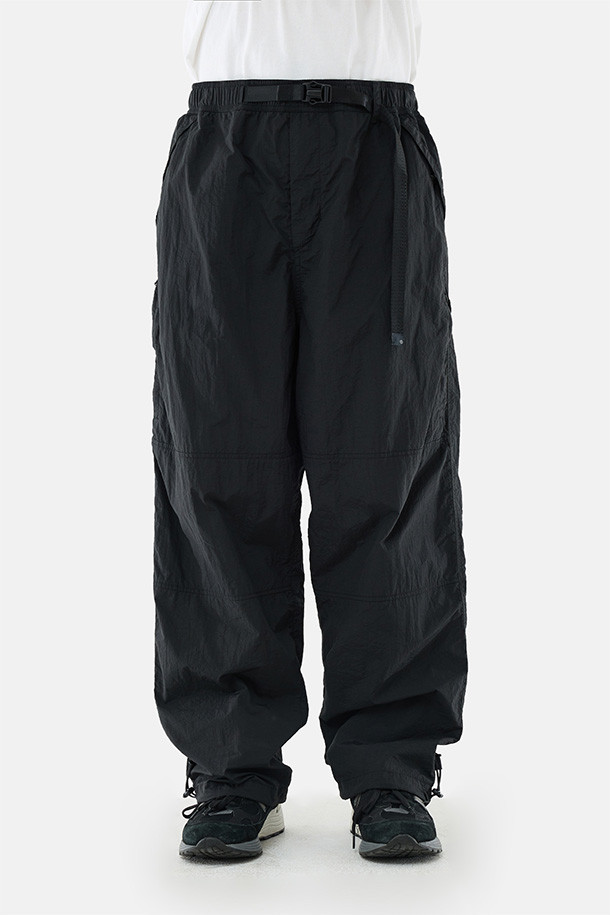 유틸리티 하이킹 라인드 팬츠 - 블랙은 남성용 긴바지로, 가을과 겨울에 적합한 두꺼운 두께감의 팬츠입니다. 나일론과 면 혼방 소재에 기모 안감으로 보온성을 높였으며, 루즈핏으로 편안한 착용감을 제공합니다. 허리 벨트 조절, 지퍼 포켓, 거셋 디테일, 밑단 스트링, 내장형 이밴드 등 하이킹과 아웃도어 활동에 유용한 기능들을 갖추었습니다. 스포티, 캐주얼 스타일 연출이 가능하며 등산, 캠핑, 겨울철 데일리룩에 활용하기 좋습니다.
