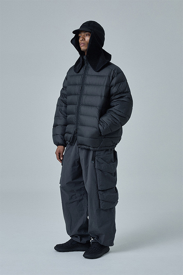 SIMO LINED PANTS - 차콜은 스위스 군 저격수 군복을 기반으로 제작된 남성용 라인드 팬츠입니다. 겨울철 일상과 밀리터리 스타일을 모두 만족시키는 이 바지는 두꺼운 두께감과 발열 안감으로 뛰어난 보온성을 제공합니다. 루즈핏으로 편안한 착용감을 선사하며, 허리 벨트, 밑단 스트링 조절 기능으로 사이즈를 맞춤 조절할 수 있습니다. 플랩 포켓과 스냅 여밈 디테일이 특징이며, 워크웨어, 캐주얼, 미니멀 스타일 모두 소화 가능한 활용도 높은 아이템입니다. 차콜 색상의 무지 패턴으로 어떤 상의와도 쉽게 매치하여 겨울 데일리룩, 캠핑룩을 연출할 수 있습니다.
