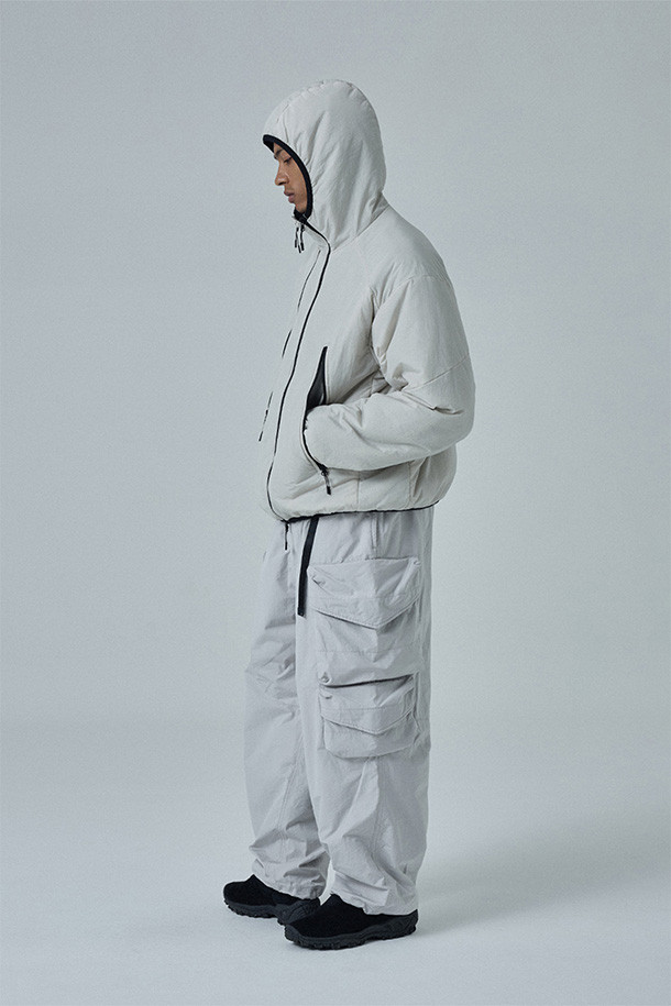 SIMO LINED PANTS - OYSTER (시모 라인드 팬츠 - 오이스터)는 남성용 바지로, 스위스 군 저격수 군복을 베이스로 제작되어 밀리터리 스타일을 연출합니다. 두꺼운 두께감과 발열 안감으로 겨울철에도 따뜻하게 착용 가능하며, 루즈핏으로 편안한 착용감을 제공합니다. 허리 벨트, 밑단 스트링, 내장형 이밴드, 패치 포켓 등 다양한 디테일이 돋보이며, 일상, 여행, 산책 등 다양한 TPO에 활용 가능합니다. 나일론과 면 혼방 소재에 무지 패턴으로 워크웨어, 미니멀, 클래식 스타일을 모두 소화합니다.
