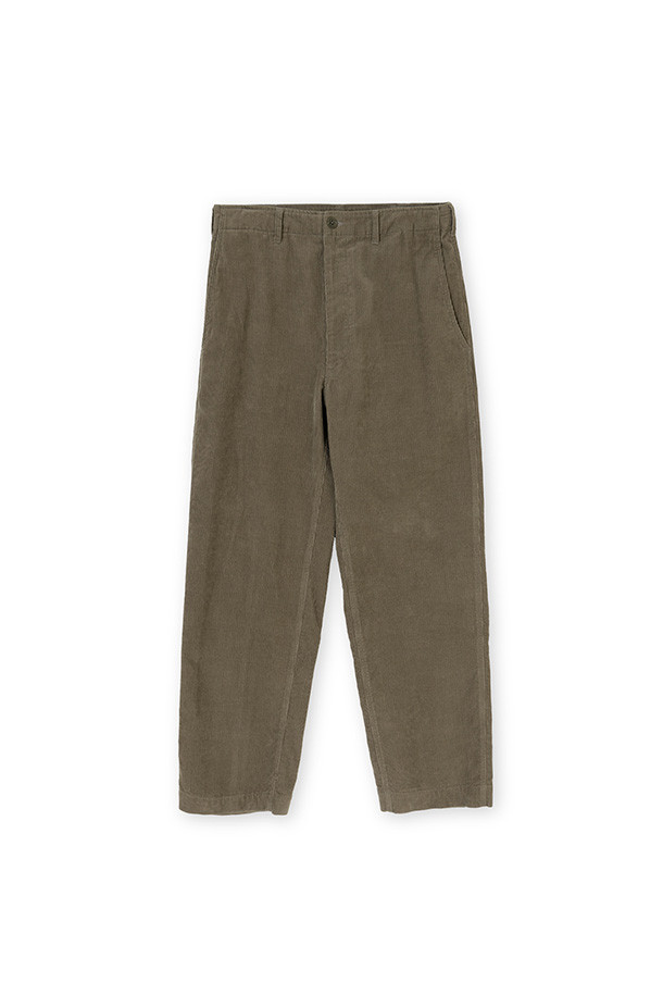 모카 색상의 WASHED 코듀로이 팬츠입니다. 14웨일 코듀로이 소재와 CARDED YARN COTTON 100%로 제작되어 가을, 겨울철 넉넉한 두께감으로 따뜻하게 착용할 수 있습니다. 클래식, 빈티지 스타일을 기반으로 한 레귤러핏의 긴바지로, 데일리룩, 데이트룩 등 다양한 TPO에 활용하기 좋습니다. 허리 사이드 어드저스터, 사선 포켓, 웰트 포켓 디자인으로 실용성을 더했습니다. 무지 패턴으로 미니멀, 캐주얼 스타일을 연출하기에 용이합니다.
