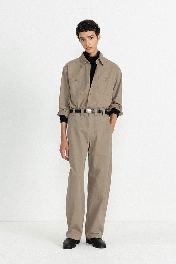 다크 베이지 색상의 WASHED WORK PANTS(워시드 워크 팬츠)입니다. 사계절 내내 활용 가능한 면 소재의 워크팬츠로, 빈티지하면서도 워크웨어 스타일을 연출합니다. 레귤러핏으로 편안하게 착용 가능하며, 트윌 바이오 워싱, 가먼트 워싱, 후워싱 처리를 통해 부드러운 촉감을 느낄 수 있습니다. 일상, 특히 쇼핑룩에 적합하며, 캐주얼, 클래식 스타일을 즐기는 분들께 추천합니다. 사선 포켓과 웰트 포켓, 스티치 디테일이 돋보이는 무지 디자인의 긴바지입니다.
