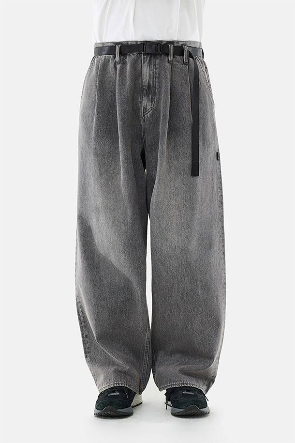 블리치드 블랙 컬러의 와이드 벨티드 데님 팬츠입니다. 캐주얼, 미니멀, 시티보이 스타일을 즐기는 분들께 추천합니다. 11온스 면 소재로 제작되어 편안한 착용감을 선사하며, 넉넉한 와이드핏으로 활동성을 높였습니다. 허리 턱 및 다트 디테일이 돋보이며, 자석 버클과 스냅 버튼 뒷주머니, 지퍼 플라이 등의 특징을 갖추었습니다. 데일리룩, 동네 마실룩, 쇼핑룩 등 다양한 TPO에 활용하기 좋습니다.
