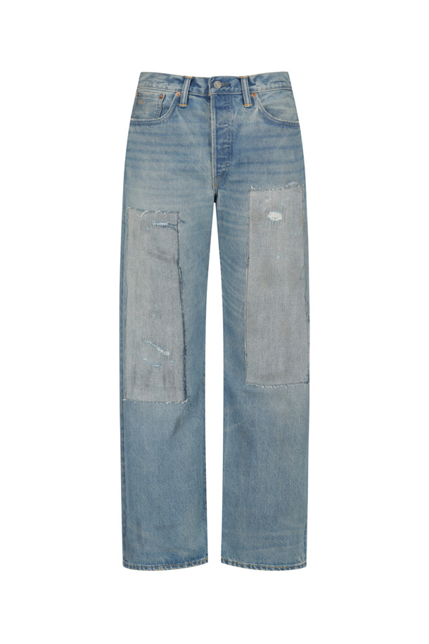 빈티지 5 포켓 미들랜즈 셀비지 진 - 미들랜즈 워시는 남성용 데님 팬츠로, 캐주얼하고 클래식한 스타일을 연출합니다. 미드블루 컬러의 무지 디자인이며, 사계절 착용 가능합니다. 뻣뻣한 촉감의 스트레이트핏으로, 5 포켓 디자인과 셀비지 데님, 체인 스티치 허리밴드가 특징입니다. RRL 자수와 뒷면 스웨이드 로고 라벨, 그리고 미국에서 제작되었다는 점이 돋보입니다.
