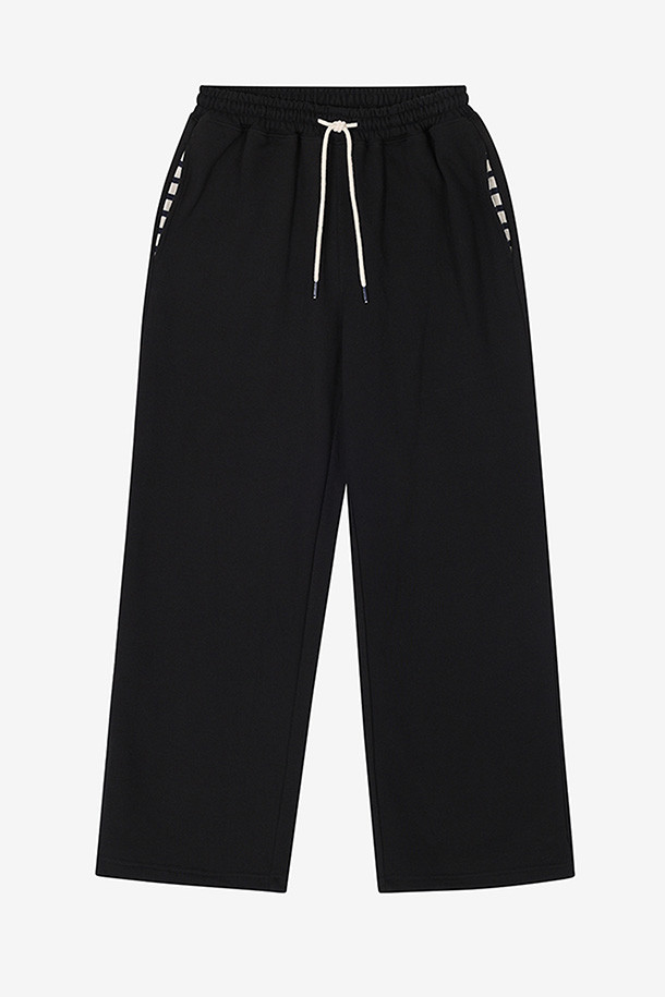 생 제임스(Saint James) Bon Bon 스웻팬츠 - Noir는 캐주얼한 스타일의 편안한 착용감을 선사하는 숏 기장의 스웻팬츠입니다. 밴딩 허리에 허리 스트링, 포켓 안감의 스트라이프 패턴, 로고 디테일이 특징입니다. 블랙 컬러로 어떤 상의에도 잘 어울리며, 집콕룩, 동네 마실룩, 여행룩 등 다양한 TPO에 활용하기 좋습니다. 면 소재로 제작되어 부드러운 촉감을 자랑하며, 조거핏과 릴랙스핏으로 편안한 활동성을 제공합니다. 미니멀하고 스트리트한 스타일을 즐기는 분들께 추천합니다.
