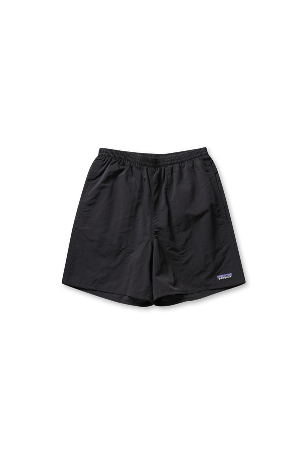**Mens Baggies Shorts (멘스 배기스 쇼츠) - 5 in. - Black (블랙)**

여름철 일상 및 아웃도어 활동에 적합한 남성용 5부 반바지입니다. 블랙 색상의 무지 디자인으로, 스포티하면서도 캐주얼한 스타일을 연출합니다. 얇고 여유로운 레귤러 핏에 메쉬 안감과 밴딩 처리로 편안한 착용감을 선사하며, 발수 및 속건 기능으로 쾌적함을 유지합니다. 재활용 소재를 사용하여 제작되었으며, 뛰어난 내구성을 자랑합니다. 여행, 휴가, 산책 등 다양한 TPO에 미니멀하게 활용하기 좋습니다.

