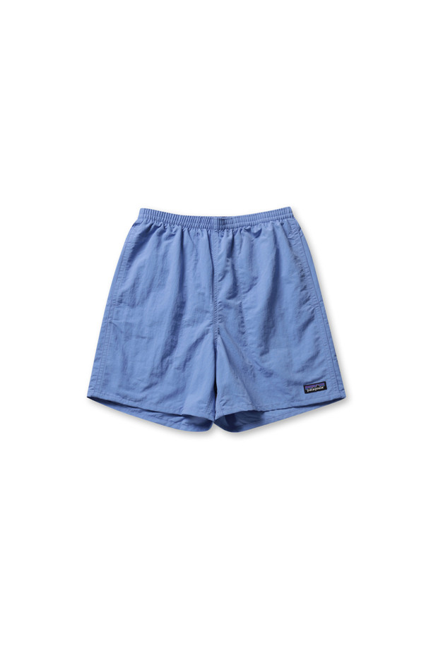 멘즈 배기스 쇼츠 - 5인치 - 어번던트 블루는 일상과 아웃도어 활동에 적합한 남성용 반바지입니다. 시원한 여름을 위한 얇은 두께감과 레귤러핏으로 편안한 착용감을 제공하며, 발수 및 속건 기능을 갖춰 쾌적함을 유지합니다. 재활용 소재를 사용하여 제작되었으며, 메쉬 라이너가 포함되어 통기성을 높였습니다. 캐주얼, 스포티, 미니멀 스타일을 모두 소화할 수 있으며, 여행, 휴가, 산책 등 다양한 TPO에 활용하기 좋습니다.
