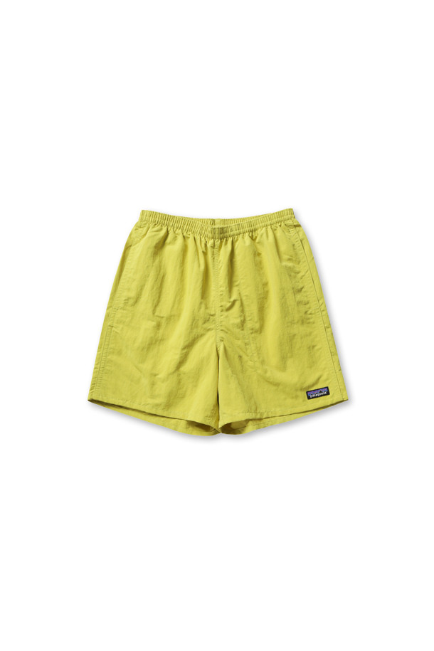 멘즈 배기스 쇼츠 - 5인치 - 번들 그린은 일상과 레저 활동에 적합한 남성용 반바지입니다. 루즈핏으로 편안하며, 여름철에 시원하게 입을 수 있는 얇은 두께의 나일론 소재로 제작되었습니다. 5인치 기장으로 활동성을 높였으며, 재활용 어망 소재를 사용하여 친환경적인 가치를 더했습니다. 발수 및 속건 기능을 갖춰 아웃도어 활동에도 적합하며, 밴딩 처리된 허리와 메쉬 안감으로 편안한 착용감을 제공합니다. 캐주얼, 스포티, 미니멀 스타일을 모두 소화할 수 있어 휴가룩이나 여행룩으로 활용하기 좋습니다.
