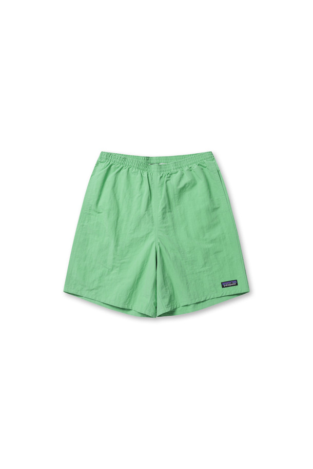 멘즈 배기스 롱 7인치 - 알로에 그린은 여름철 캐주얼하고 스포티한 스타일 연출에 적합한 남성용 반바지입니다. 가볍고 얇은 두께의 나일론 소재로 제작되어 뛰어난 통기성을 제공하며, 루즈핏으로 편안한 착용감을 선사합니다. 메쉬 안감과 발수 및 속건 기능을 갖춰 쾌적함을 유지해주며, 일상, 아웃도어 활동은 물론 여행이나 휴가, 산책 시에도 활용하기 좋습니다. 재활용 소재를 사용하여 친환경적인 가치를 더했으며, 알로에 그린 컬러와 무지 디자인으로 미니멀한 매력을 더합니다. 밴딩 처리된 허리 부분은 활동성을 높여줍니다.
