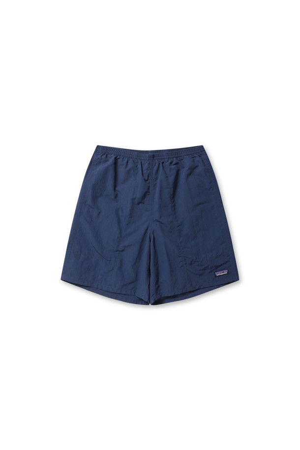 멘스 배기스 롱 7인치 - 타이디풀 블루입니다. 시원한 타이디풀 블루 컬러의 남성용 반바지로, 여름철 캐주얼 및 스포티 스타일을 연출하기 좋습니다. 가볍고 얇은 두께의 나일론 소재로 제작되어, 발수 및 속건 기능을 갖춰 쾌적한 착용감을 선사합니다. 루즈핏 디자인에 메쉬 안감과 밴딩 처리로 편안함을 더했으며, 여행이나 휴가, 여름 바캉스룩에 활용하기 좋습니다. 재활용 소재를 사용하여 환경까지 생각한 착한 아이템입니다.
