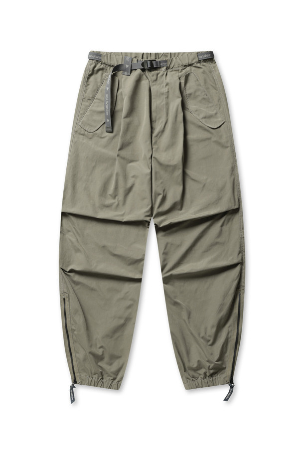 **하이 카운트 클로스 사이드 집 헴 팬츠 - 그레이 베이지**

남성용 조거 팬츠입니다. 얇은 두께의 나일론 소재로 제작되어 봄, 가을에 착용하기 좋으며, 릴랙스 핏으로 편안한 착용감을 제공합니다. 카키, 올리브 색상으로 밀리터리, 스트릿 스타일을 연출하기에 적합합니다. 하단 지퍼 디테일과 발수 기능이 돋보이며, 고밀도 소재와 군용 바지에서 영감을 받은 디자인이 특징입니다. 일상, 캐주얼, 동네 마실룩, 산책룩 등 다양한 TPO에 활용 가능합니다.
