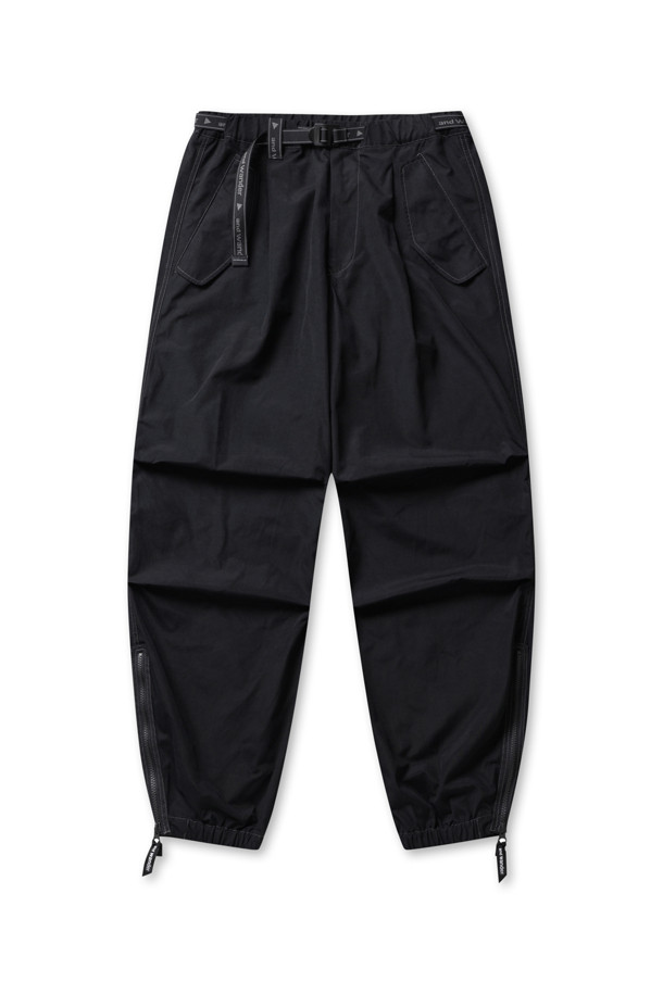 고밀도 원단으로 제작되어 봄, 가을에 착용하기 좋은 블랙 컬러의 하이 카운트 클로스 사이드 집 헴 팬츠입니다. 다리가 길어 보이는 레귤러 핏으로, 밀리터리 스타일과 미니멀, 캐주얼, 시크한 무드를 연출할 수 있습니다. 밑단 지퍼 디테일이 특징이며, 출근룩과 데이트룩에 모두 잘 어울립니다. 발수 기능을 갖춰 실용성까지 더했습니다. 남성 고객을 위한 긴 기장의 바지입니다.
