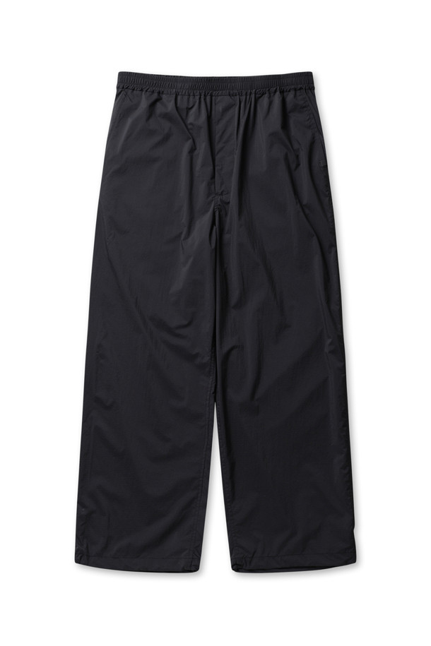 TECH TRAVEL PANTS (테크 트래블 팬츠) - 블랙은 여행과 일상에서 폭넓게 활용 가능한 테크 트래블 팬츠입니다. 봄, 여름, 가을 계절에 적합하며, 얇고 가벼운 퍼텍스, 나일론 소재로 제작되어 편안한 착용감을 제공합니다. 90년대 아웃도어 디자인에서 영감을 받은 스포티하고 캐주얼한 스타일로, 레귤러 핏의 긴 바지입니다. 경량 및 패커블 기능을 갖춰 여행 시 휴대와 관리가 용이하며, 산책룩, 가을 나들이룩 등 다양한 TPO에 활용 가능합니다. 미니멀한 디자인의 무지 블랙 컬러로 어떤 상의와도 잘 어울립니다.
