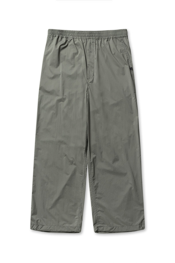 TECH TRAVEL PANTS - 울프그레이는 여행과 일상생활에서 편안하게 착용할 수 있는 남성용 트래블 팬츠입니다. 봄, 여름, 가을에 적합하도록 얇고 부드러운 퍼텍스, 나일론 혼방 소재로 제작되어 가볍고 활동성이 뛰어납니다. 90년대 아웃도어 디자인에서 영감을 받아 스포티하면서도 캐주얼한 스타일을 연출하며, 레귤러핏으로 편안한 착용감을 제공합니다. 무지 디자인에 숏 기장으로 제작되었으며, 오른쪽 백 포켓에는 패커블 기능이 있어 휴대성을 높인 것이 특징입니다. 허리 밴딩으로 편안함을 더했습니다.
